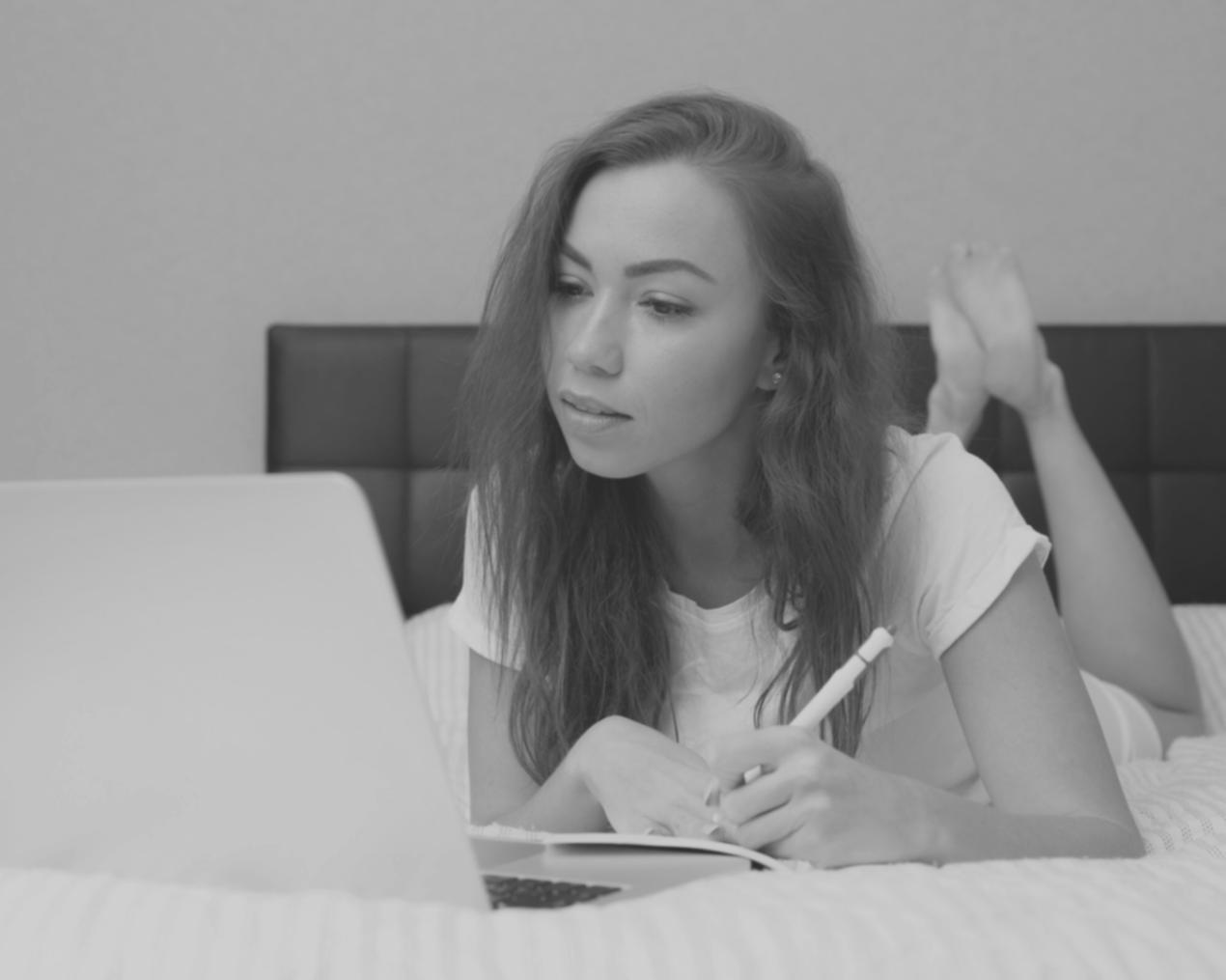 Equipo de cruvenalitos trabajando en planificación financiera personalizada